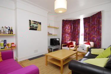 4 bed house, Holdsworth Street, North Hill, Plymouth, PL46NN - Image 2